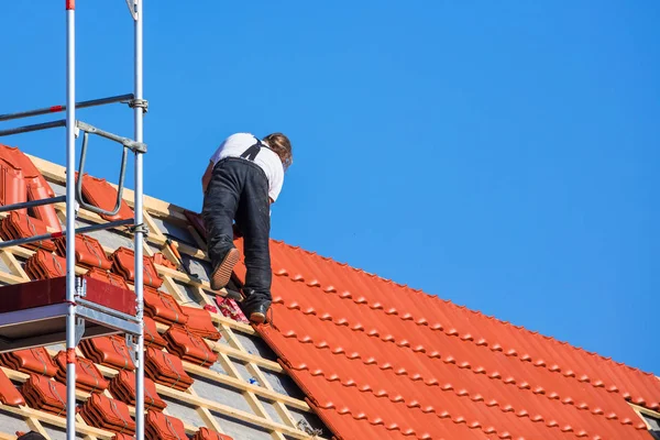 Budget-Friendly Roof Makeover: Tips and Tricks for Affordable Replacement